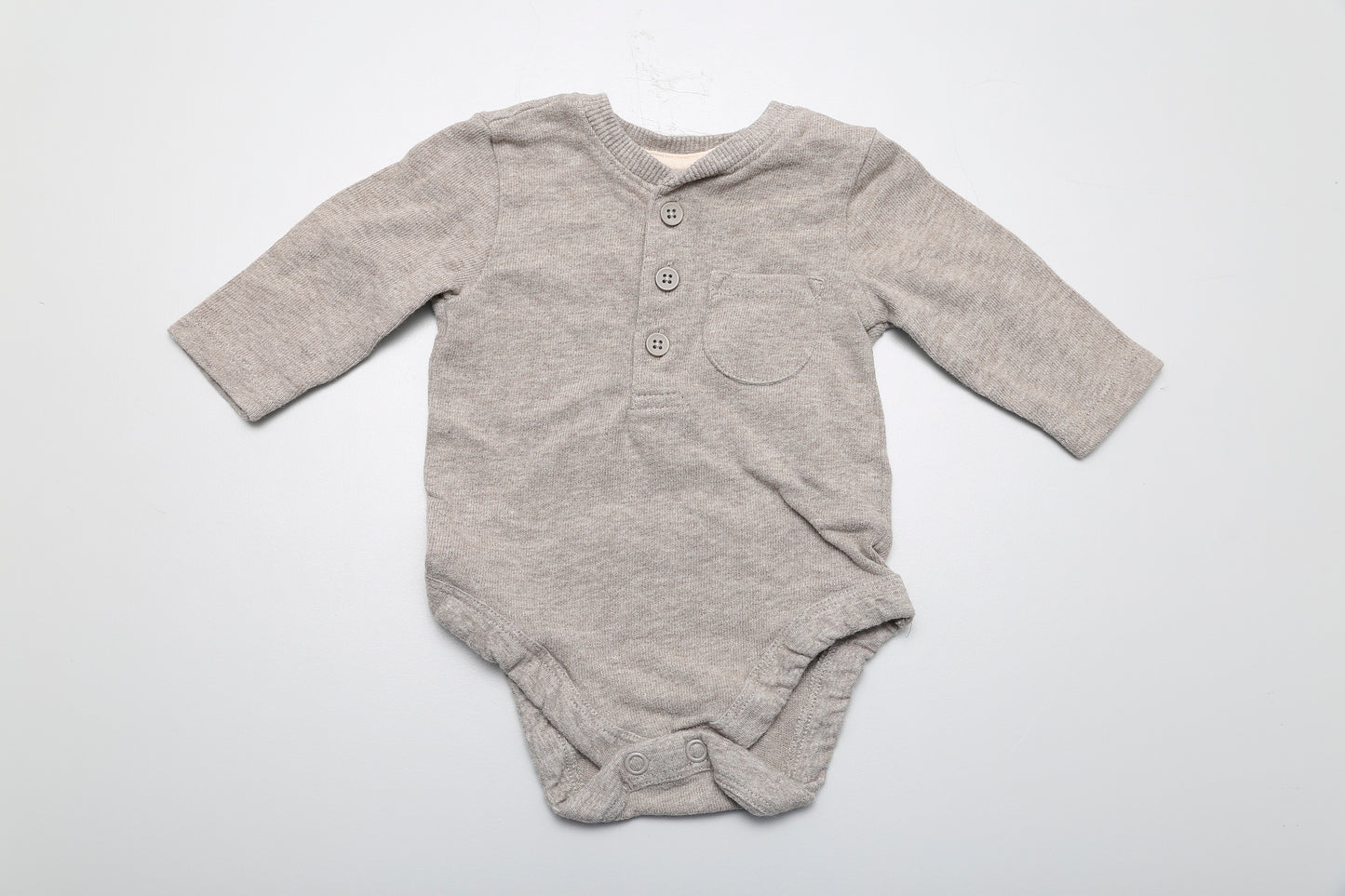 Brauner Langarm-Body mit Knöpfen aus dickerem Stoff. Größe 50-56.