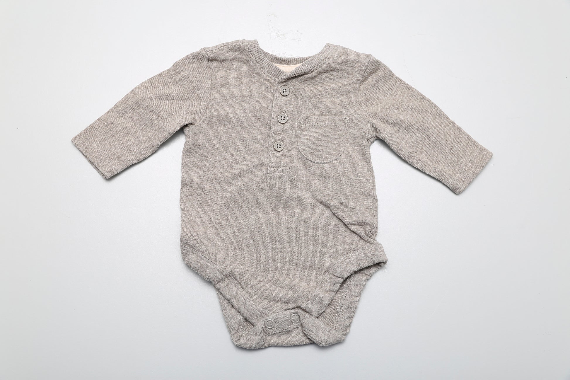 Brauner Langarm-Body mit Knöpfen aus dickerem Stoff. Größe 50-56.