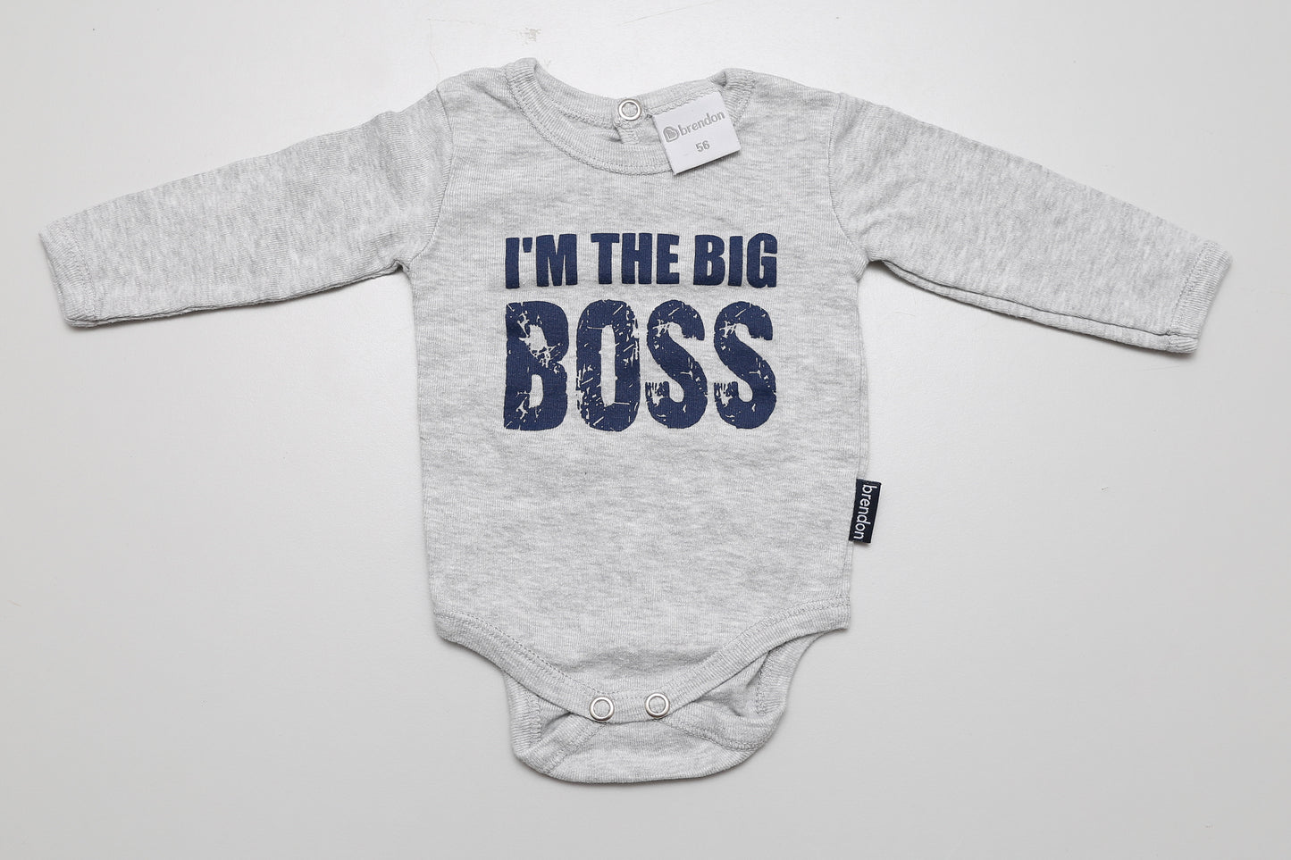 Grauer Langarm-Body aus Baumwolle mit „I’m the big boss“-Aufschrift. Hinten mit Druckknopf. Größe 56.