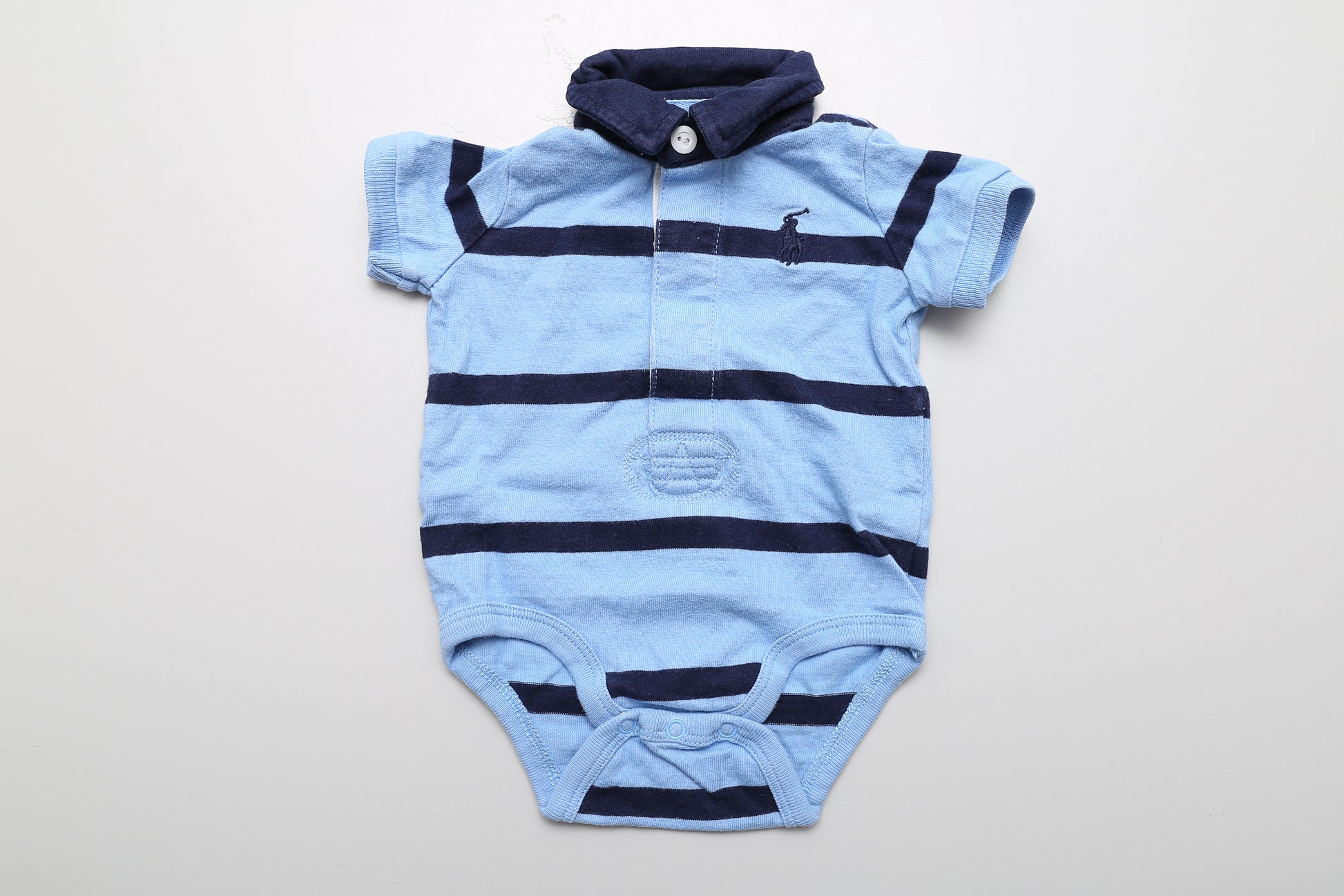 Kurzarm-Body mit Kragen und blauen Streifen, Größe 56. Leicht waschbedingte Fusselbildung.