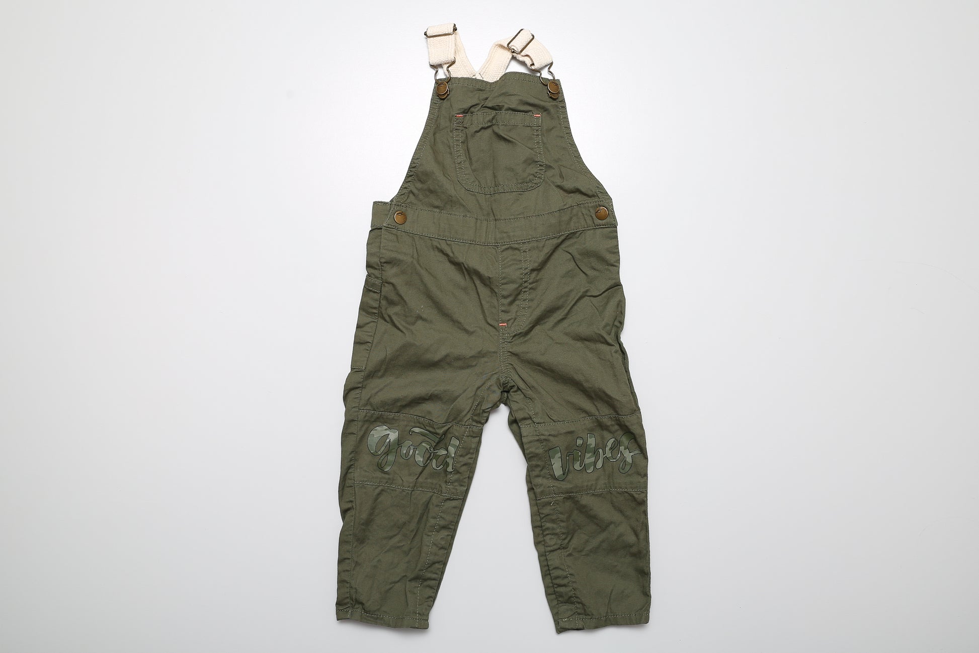 Tarnfarbene Latzhose aus dünnerem Stoff mit verstellbaren Trägern. Aus 100 % Baumwolle, Größe 92.
