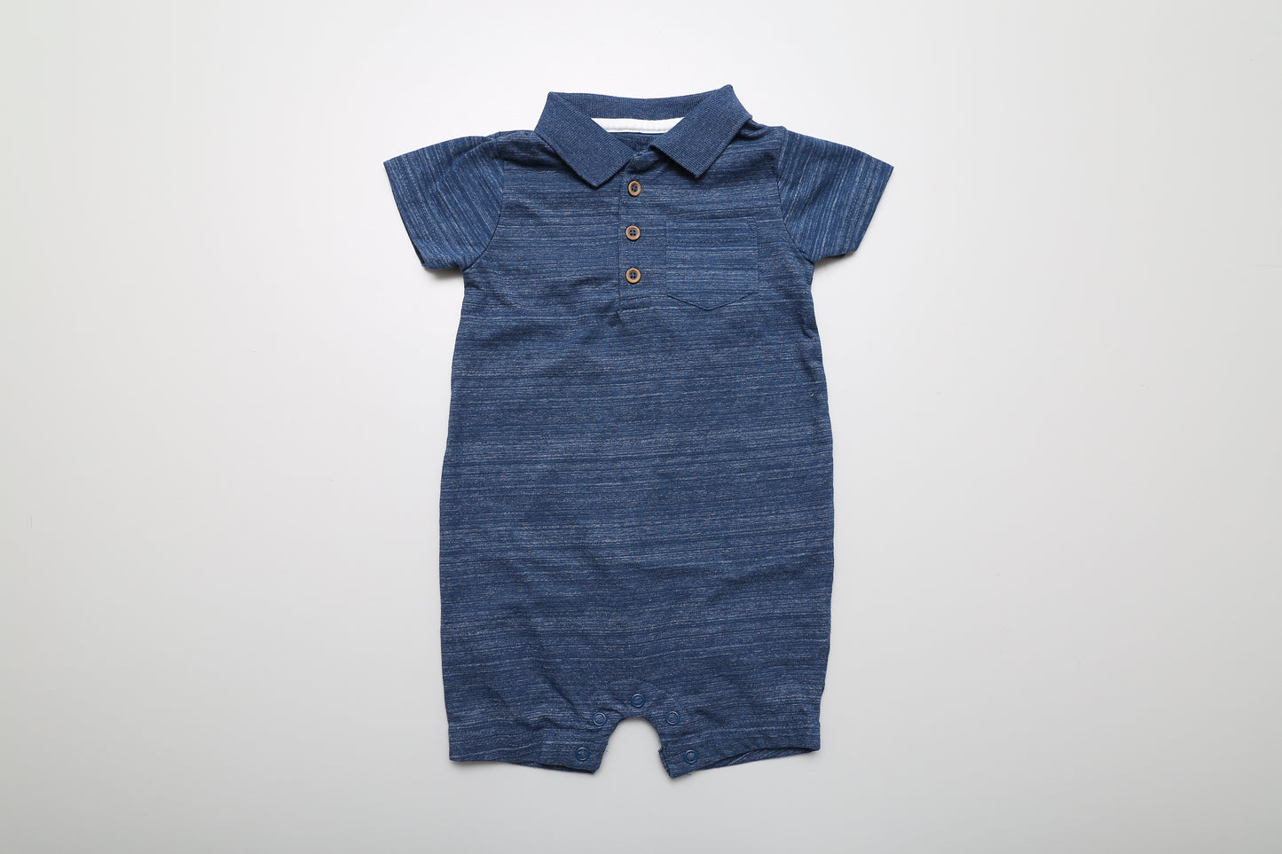 Dunkelblauer Poloshirt-Sonnenanzug mit Knöpfen vorne. Größe 86.