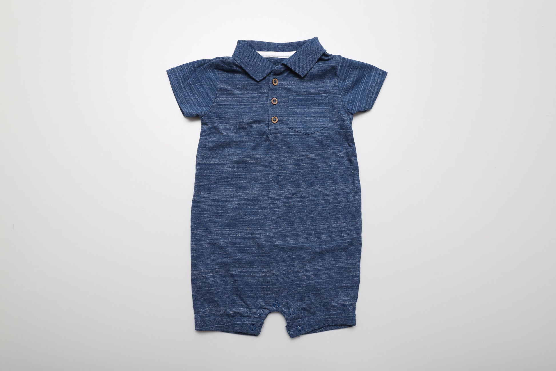 Dunkelblauer Poloshirt-Sonnenanzug mit Knöpfen vorne. Größe 86.