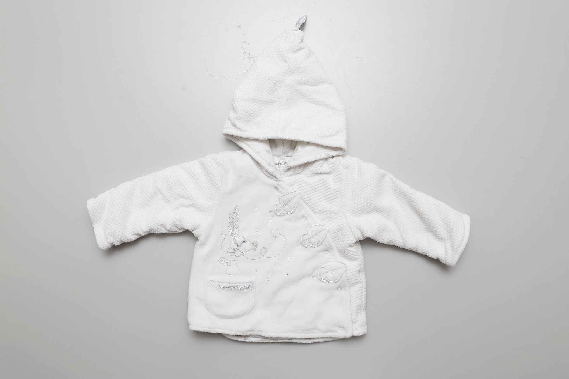Neugeborenen Kapuzenjacke mit Druckknöpfen zum Öffnen.