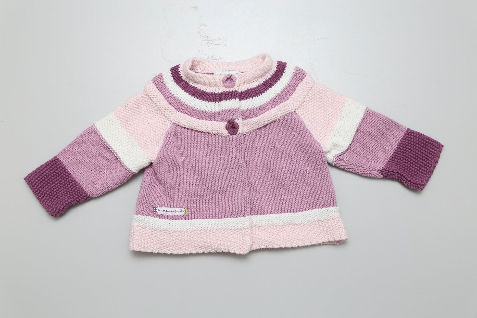 Lili Strickcardigan mit Knöpfen. In Größe 68, aus 100 % Baumwolle.