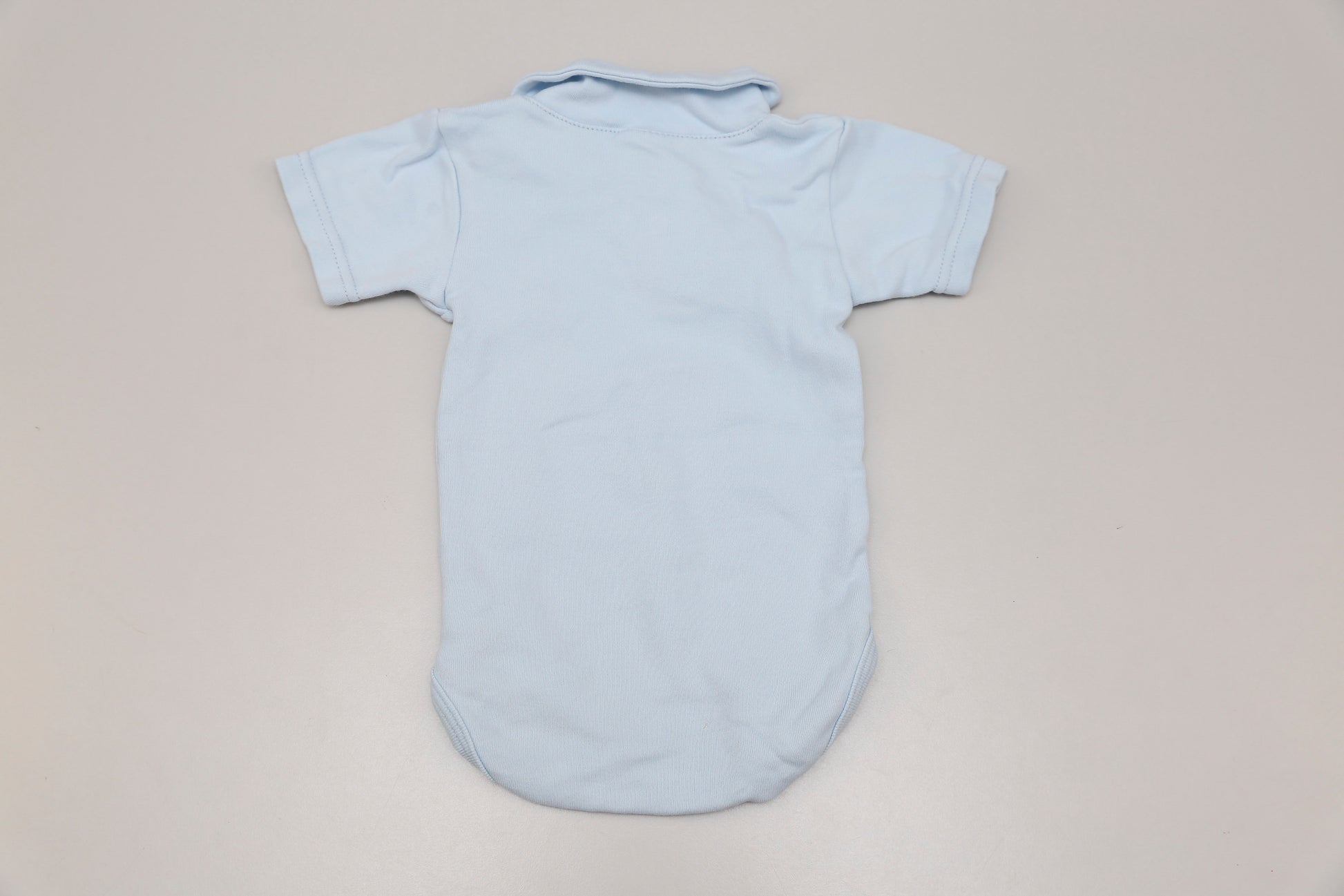 Hellblauer Giraffen-Polo-Body (68-74) - KlugeMutti