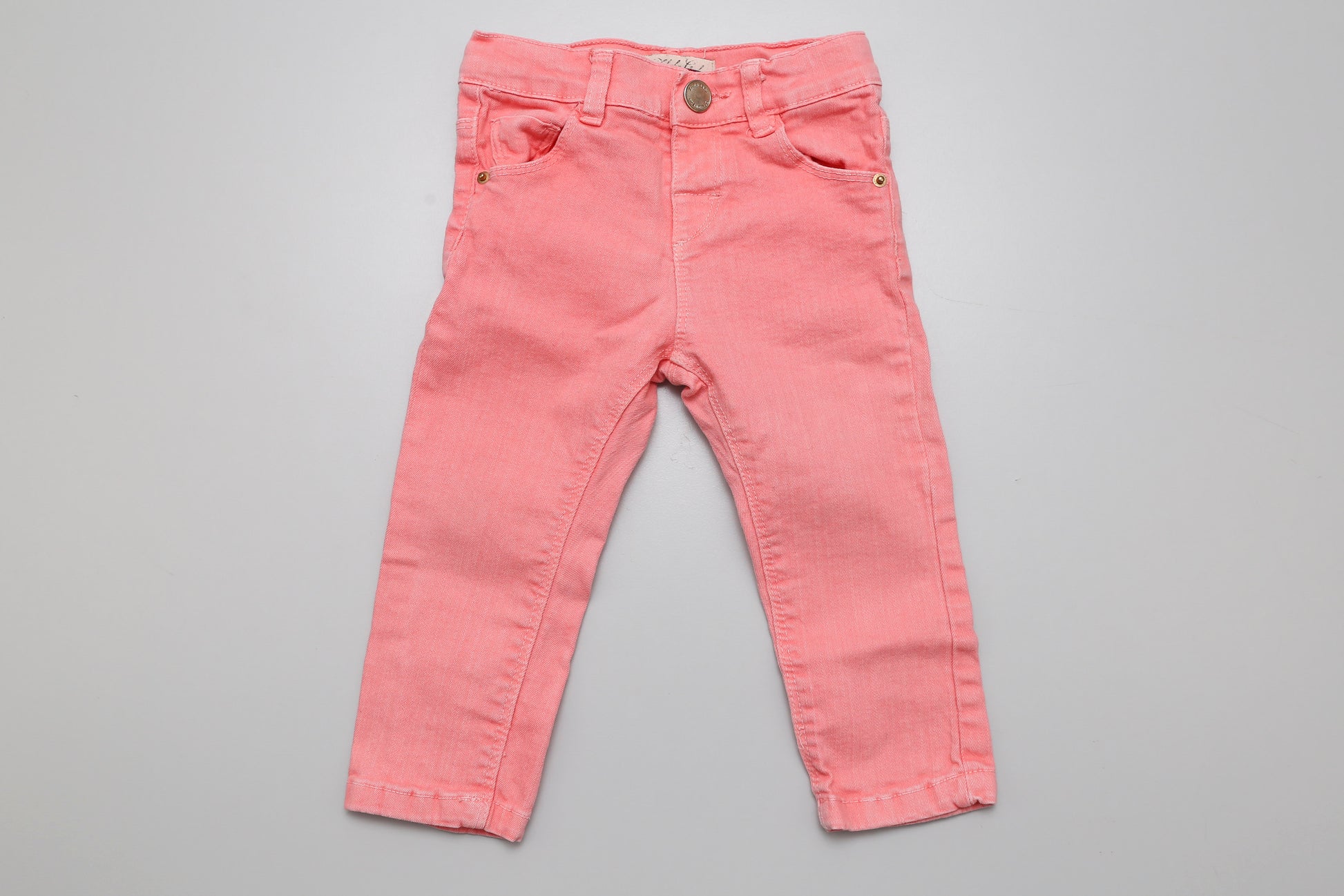Wunderschöne rosa Waschjeans für kleine Mädchen mit verstellbarem Bund, Größe 80.