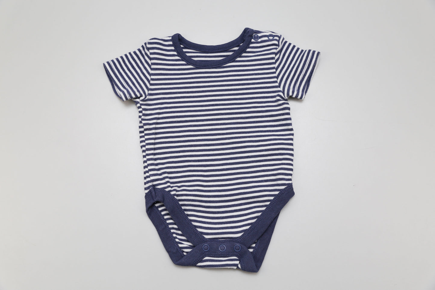 Gestreifter Kurzarm-Body in Blau-Weiß von George für Jungen in Größe 62/68. Mit praktischen Schulterknöpfen, aus 100 % Baumwolle (Rippbündchen: 97 % Baumwolle, 3 % Elasthan) – weich, bequem und einfach anzuziehen.