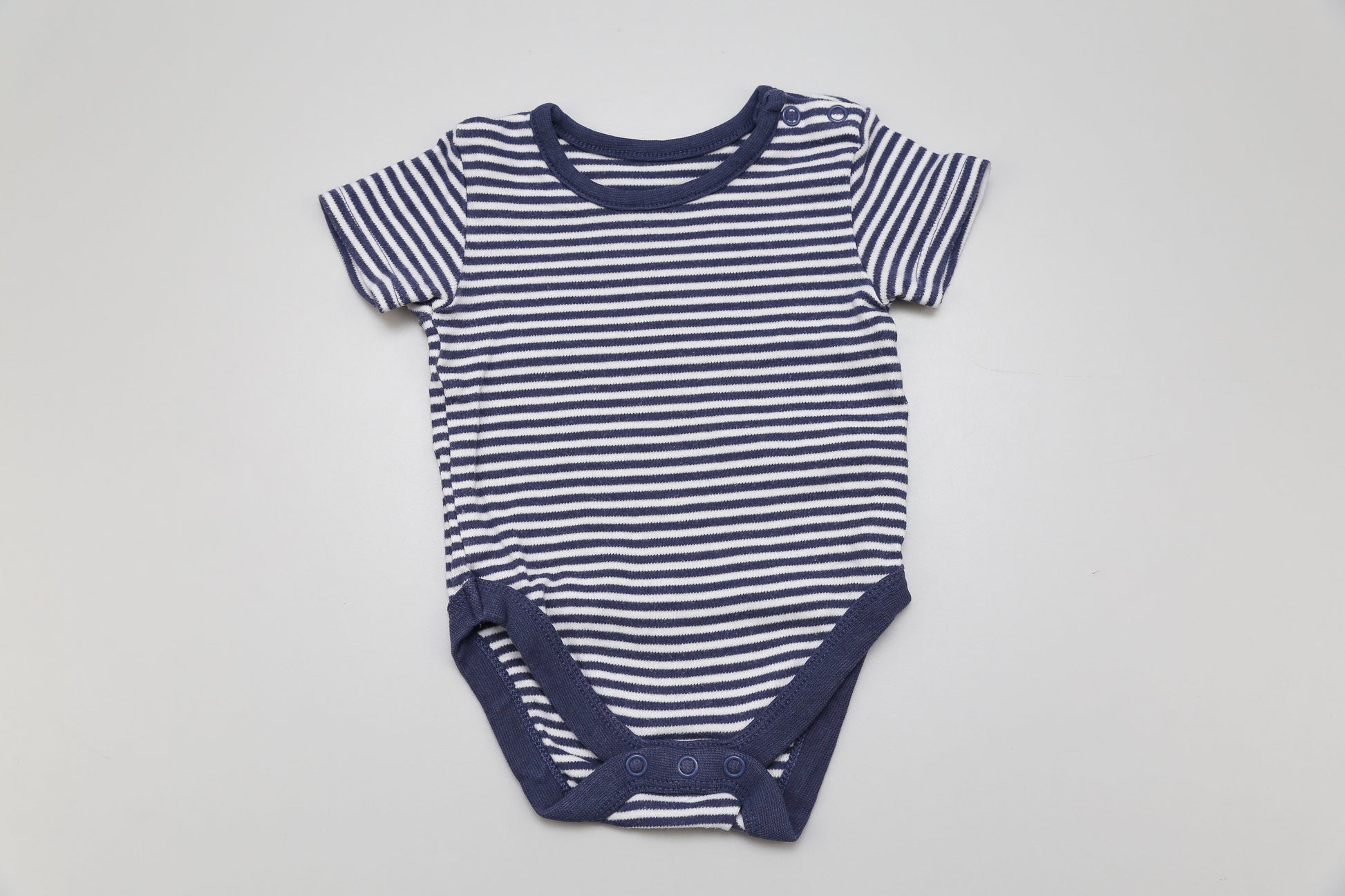 Gestreifter Kurzarm-Body in Blau-Weiß von George für Jungen in Größe 62/68. Mit praktischen Schulterknöpfen, aus 100 % Baumwolle (Rippbündchen: 97 % Baumwolle, 3 % Elasthan) – weich, bequem und einfach anzuziehen.
